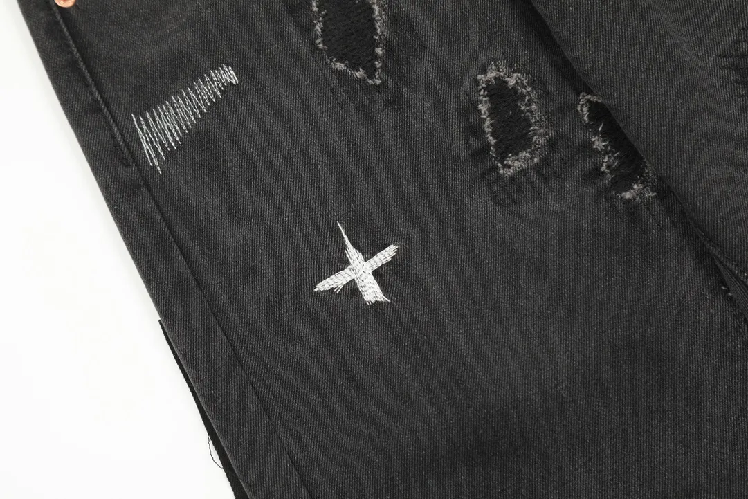 #8020 P246💰 GALLERY DEPT. Skull hand-stitched distressed distressed jeans - Original purchased and patterned to truly restore the ultimate vintage texture - Original hardware accessories, washed and other elevators, QR code analysis are all purchased from the original factory, high degree of restoration, you are welcome to compare with a certain product~ - Three-dimensional version Loose and comfortable, not picky about the figure, tall and slim, factory Seiko, original factory quality control, same style for men and women, can be matched with couples, versatile recommendation Essential jeans for all seasons Color: Distressed Black Size: S-XXL (28-36)